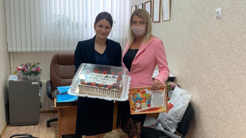Депутат Е. Дорогинина поздравила с Днём учителя директоров школ № 26, 43 и 56