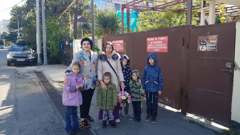 Депутат Анжела Селюкова поздравила мам многодетных семей Адлерского района.