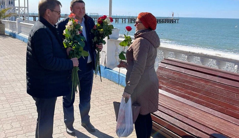 Депутаты Городского Собрания Сочи приняли участие в городской акции «Цветы у моря»