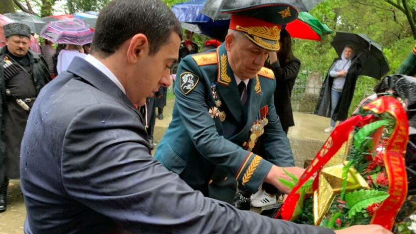 Эдуард Обухович почтил память советских воинов у Братской могилы на ул. Клубничная