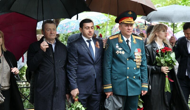 Депутат Геннадий Глазырин вместе с учащимися лицея № 23 поздравил ветеранов с Днем Великой Победы