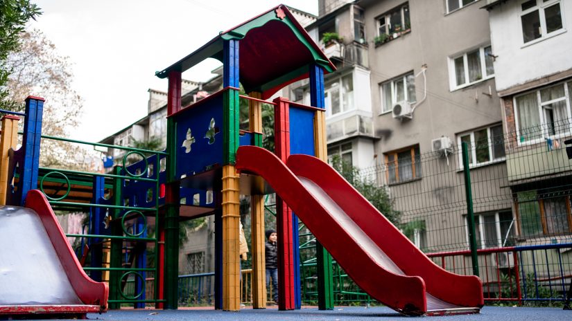 Депутаты Анна Невзорова и Олег Чекмарев открыли две детские площадки в Завокзальном микрорайоне