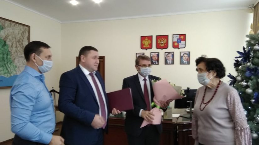 Виктор Филонов и Павел Афанасьев поздравили председателя Лазаревского районного совета ветеранов с наступающим Новым 2022 годом