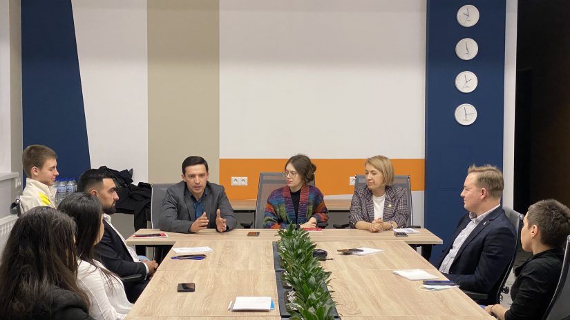 Председатель Совета молодых депутатов при ГСС Андрей Василенко выделил финансовые средства на ремонт нового офиса для молодёжи города Сочи
