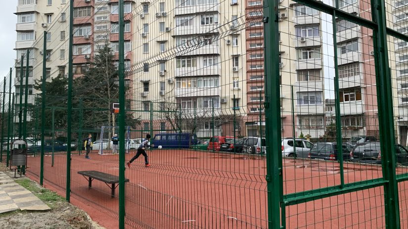 Благодаря депутатам округа в микрорайоне Макаренко появилась новая спортивная площадка