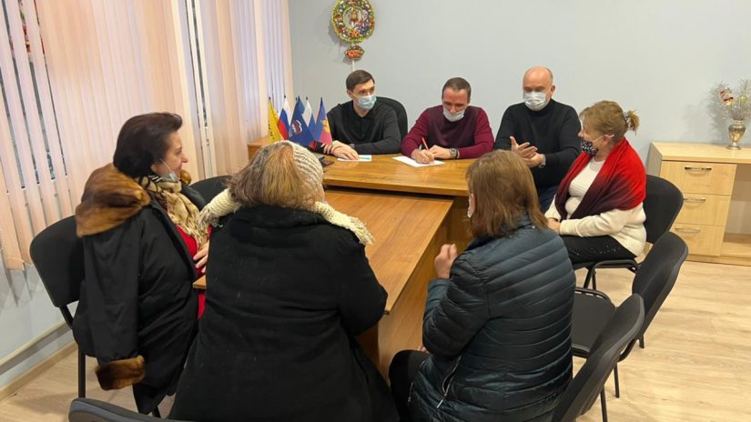 Роман Кирюшин провел встречу с гражданами своего округа