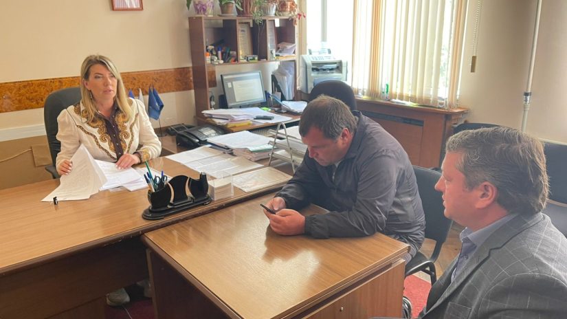 Депутат Елена Дорогинина провела рабочую встречу с главой администрации Молдовского сельского округа Борисом Невзоровым