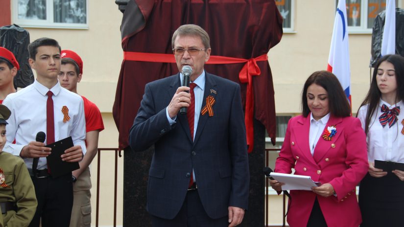 Виктор Филонов принял участие в открытии бюста маршалу Победы Баграмяну