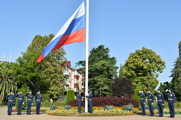Депутаты Городского Собрания Собрания Сочи приняли участие в торжественном поднятии флага Российской Федерации