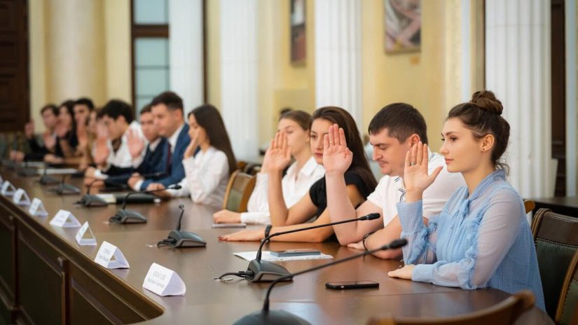 В Городском Собрании Сочи состоялась VI сессия Молодёжного парламента
