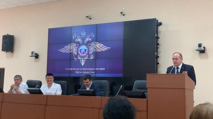 Эдуард Обухович поздравил работников уголовного розыска с профессиональным праздником