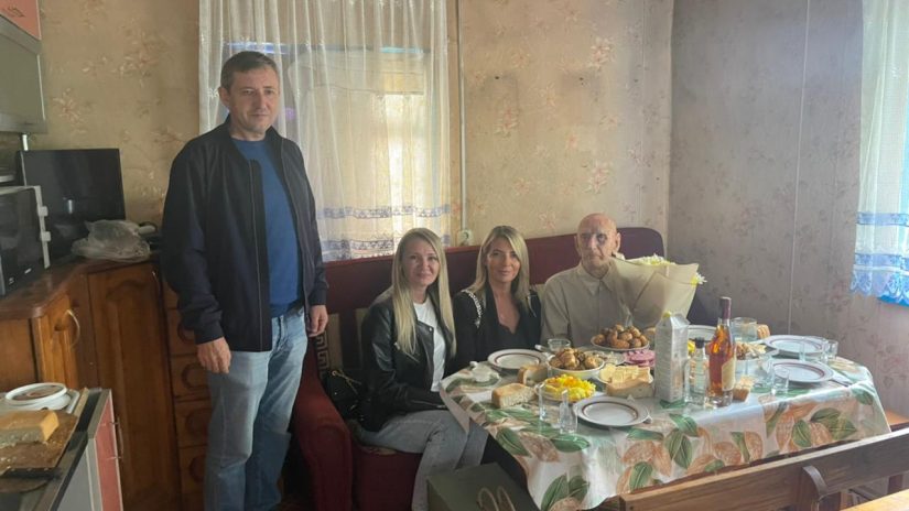 Депутат Городского Собрания Сочи Елена Дорогинина поздравила с днем рождения ветерана Василия Макарова