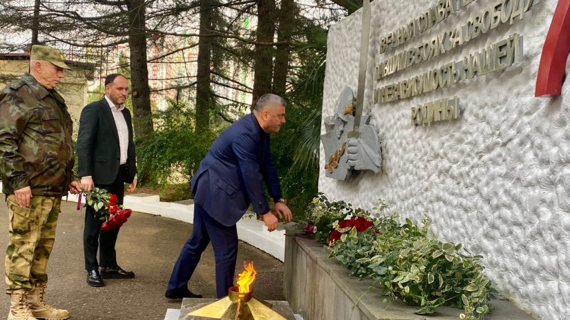В День Героев Отечества депутат ГСС Сос Мартиросян возложил цветы к мемориалу воинам, павшим в годы Великой Отечественной войны