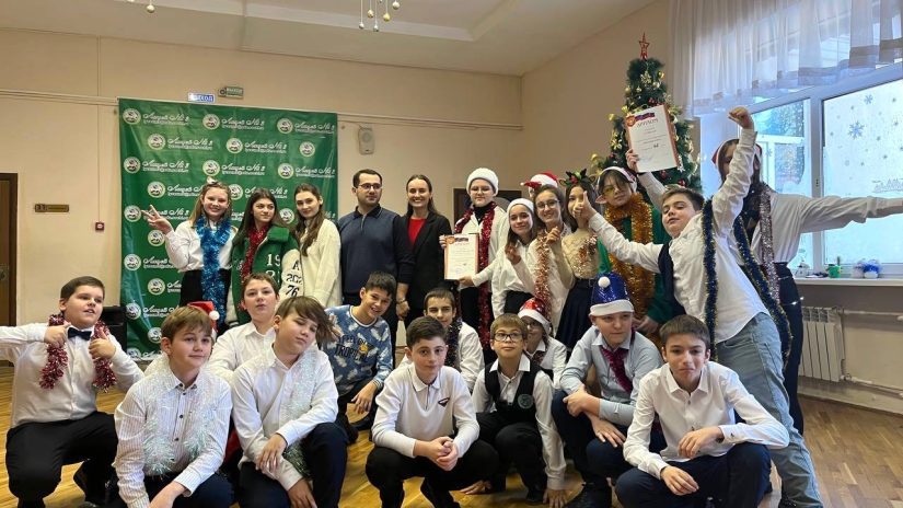 Молодой парламентарий Артём Агапов в школе №3 организовал хоровой фестиваль «Новогодний огонёк»