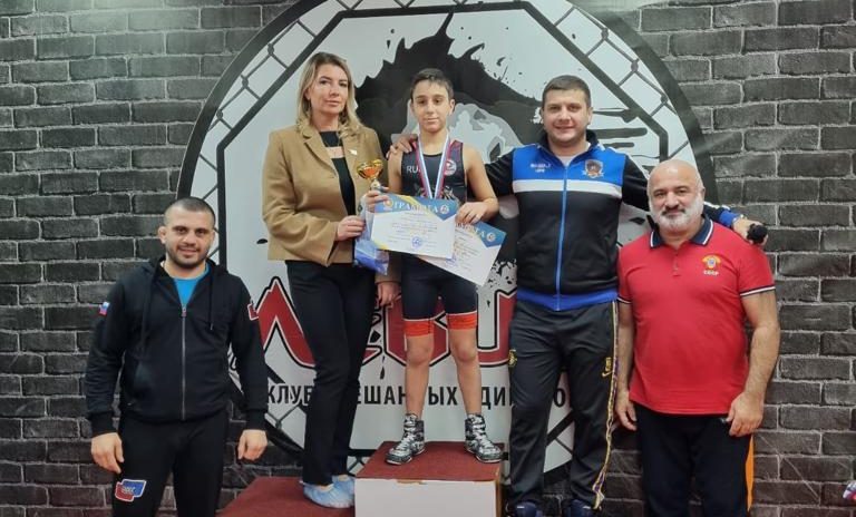 В канун Нового года депутат Елена Дорогинина посетила клуб «Левша» и вручила сертификат на приобретение спортивного инвентаря