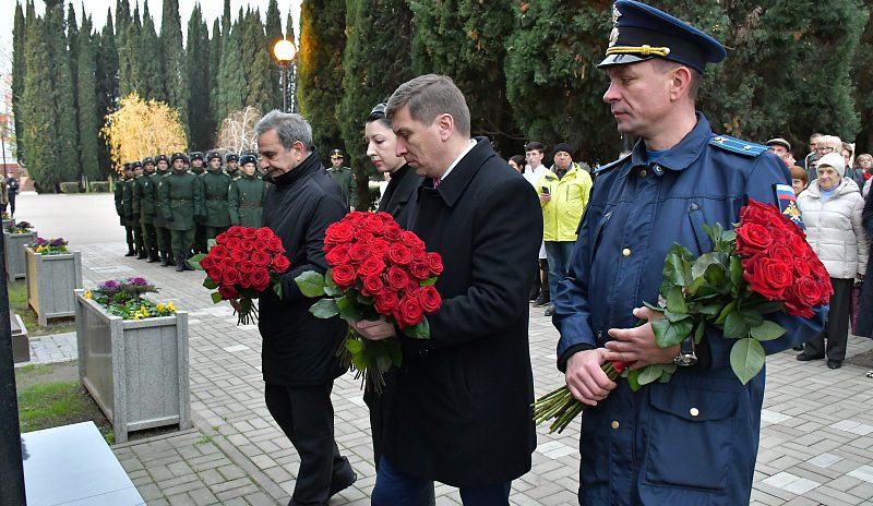 Депутаты Константин Офлиди и Елена Дорогинина почтили память погибших в авиакатастрофе Ту-154 над Черным морем