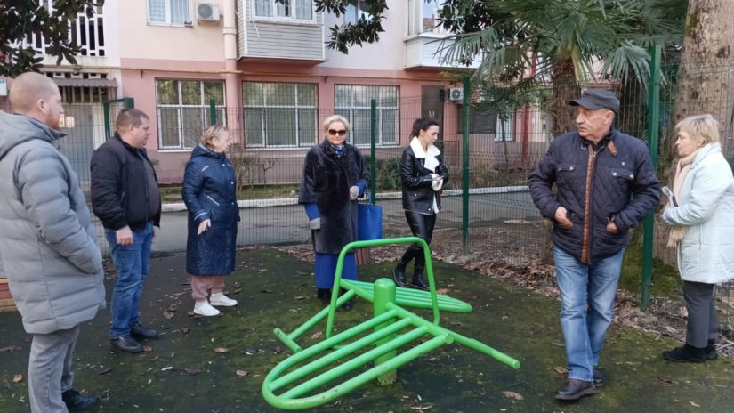 Галина Романова обсудила обустройство детской площадки на улице Чайковского