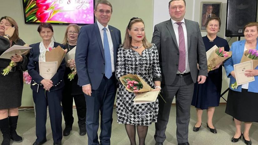 Депутаты округа «Лазаревский» поздравили женский актив Лазаревского района с 8 марта