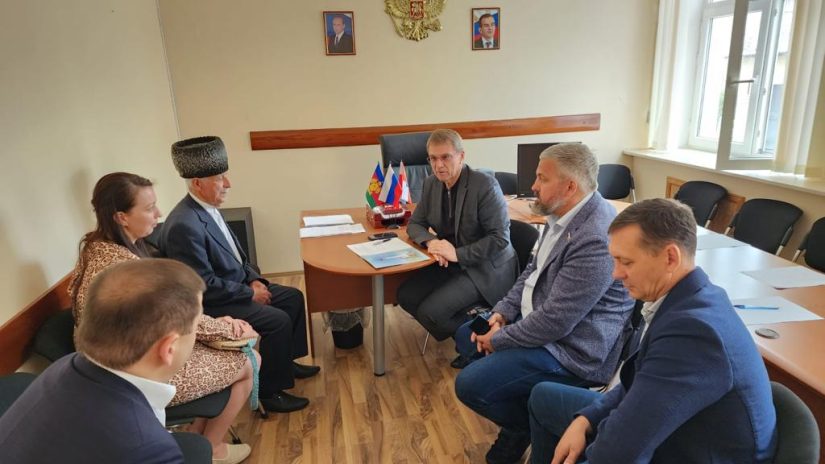 Депутаты округа «Лазаревский» провели прием граждан по личным вопросам