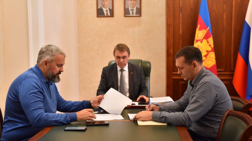 Председатель Городского Собрания Сочи Виктор Филонов провел совещание по формированию наказов граждан в Лазаревском районе на 2024 год