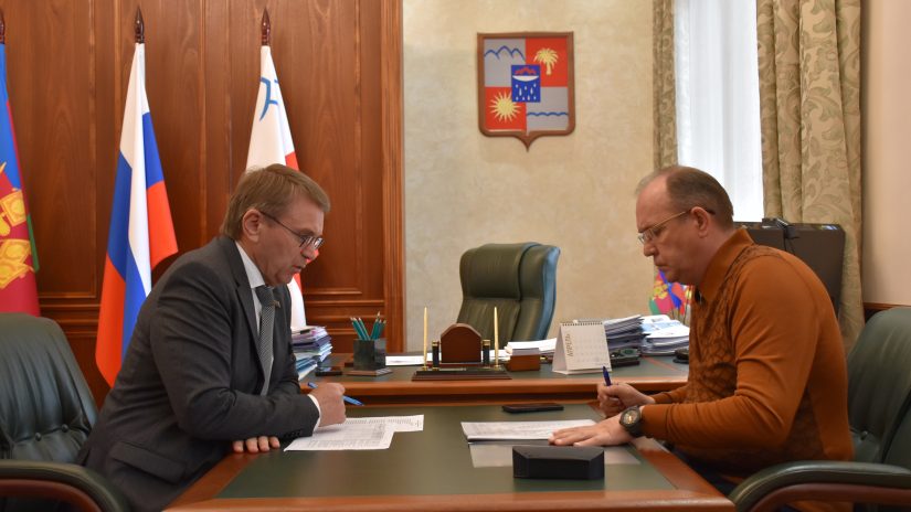 Председатель Городского Собрания Сочи Виктор Филонов провел встречу с депутатом Эдуардом Обуховичем