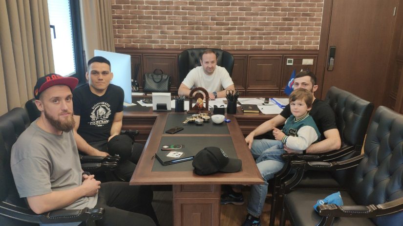  Олег Чекмарёв встретился со спортсменами округа