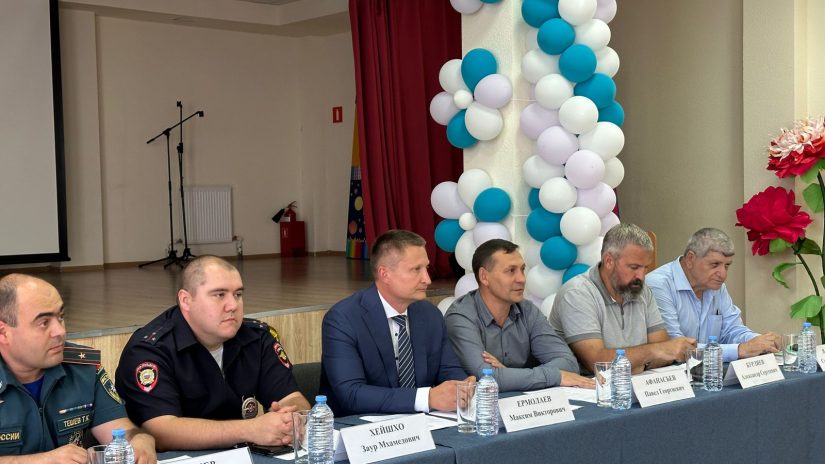 Павел Афанасьев и Александр Бурляев приняли участие в сходе граждан