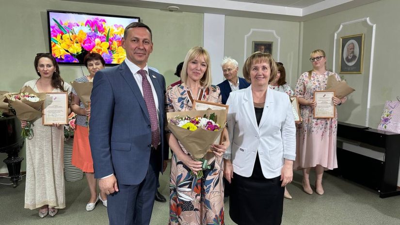 В День социального работника депутаты поздравили соц.работников Лазаревского района