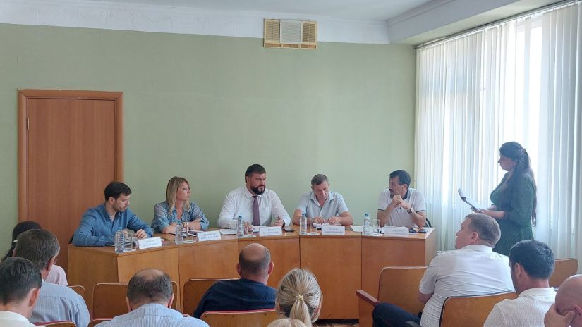Депутаты Елена Дорогинина и Денис Танцура приняли участие в сходе граждан села Каштаны