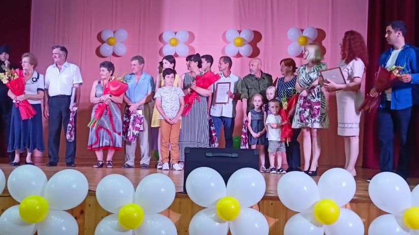 В День семьи, любви и верности Артур Аракелян поздравил семьи избирательного округа "Дагомысский"