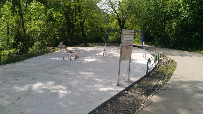 По наказам граждан в селе Краевско-Армянское проводится обустройство детской площадки