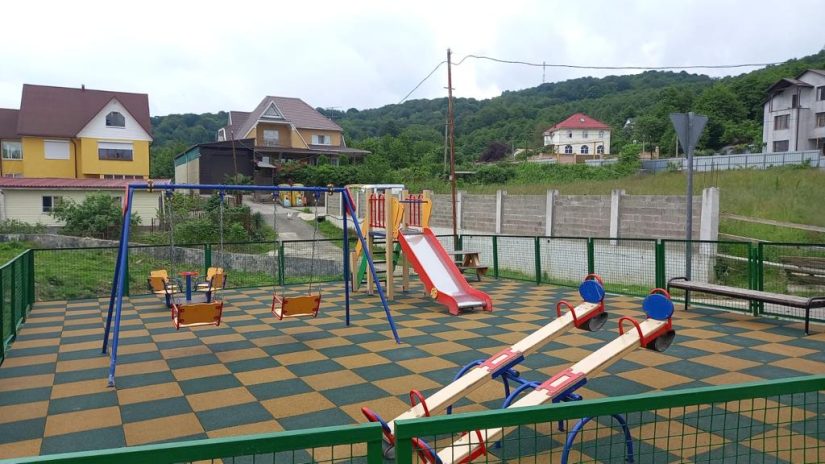 По наказам граждан в селе Прогресс отремонтировали детскую площадку