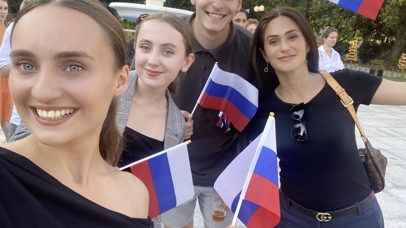 Молодые парламентарии приняли участие в праздновании Дня Государственного Флага России