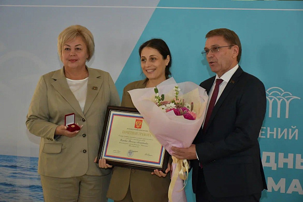 Почетными грамотами и благодарностями Президента Российской Федерации, главы города Сочи и Городского Собрания Сочи наградили свыше 40 работников отрасли