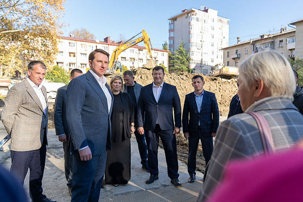 Алик  Амбарцумян принял участие в обходе главы Сочи Алексея Копайгородского стройплощадки самого крупного спортивного комплекса в Центральном районе курорта