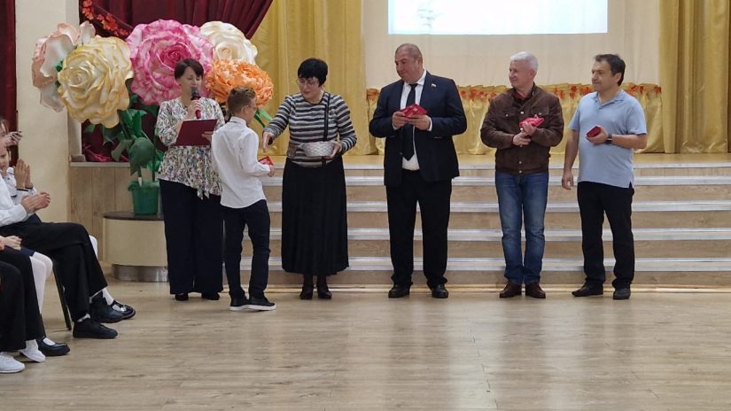 Депутаты Городского Собрания Сочи отметили лучших учеников гимназии №16