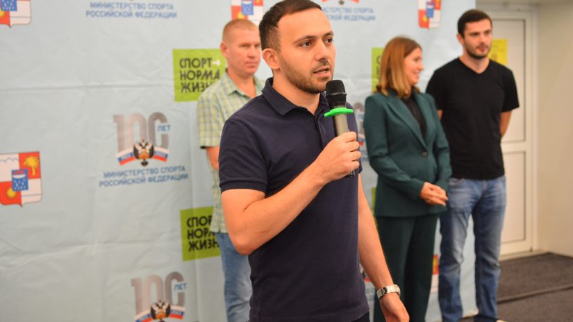 Депутат ГСС Микаел Багманян поприветствовал участников Кубка главы города по волейболу