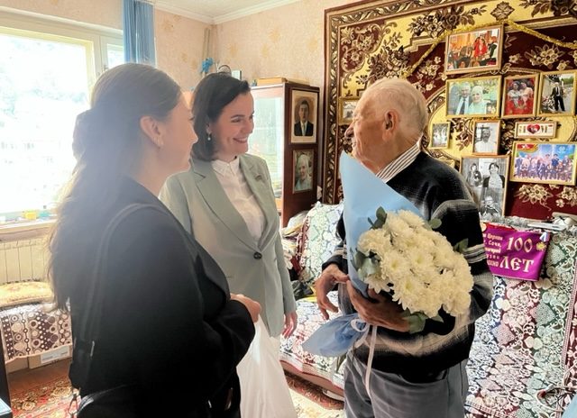 София Минина поздравила ветерана со столетним юбилеем