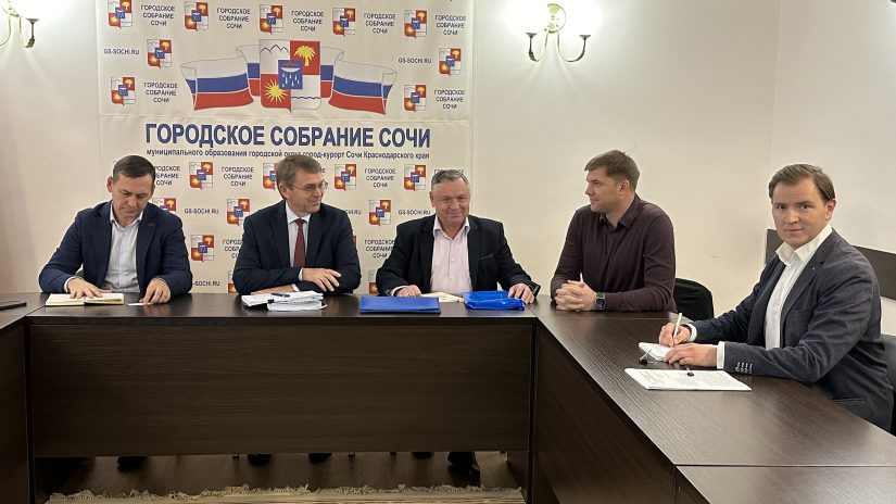 Виктор Филонов провел встречу с председателем краевого профсоюза работников жизнеобеспечения Геннадием Шабуниным