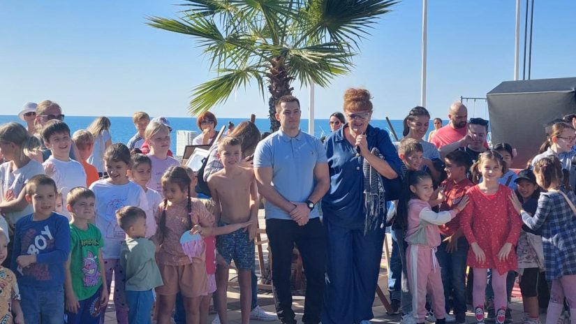 Депутаты от фракции ЛДПР поздравили детей и родителей Лазаревского района с Днём Черного моря