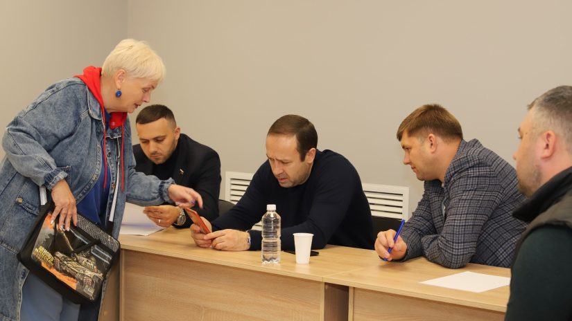 Микаел Багманян, Олег Чекмарев и Денис Юрковский обсудили с горожанами решение проблем в мкр. Завокзальный