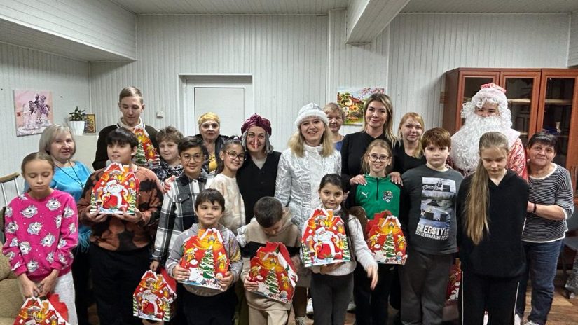 В канун Нового года депутат Елена Дорогинина приняла участие в празднике, организованном для детей членами ТОС «Голубые Дали»