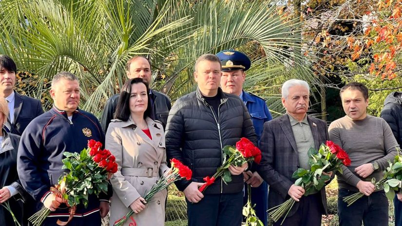 Депутаты территориальной группы Хостинского района приняли участие в церемонии возложения цветов в День памяти неизвестного солдата