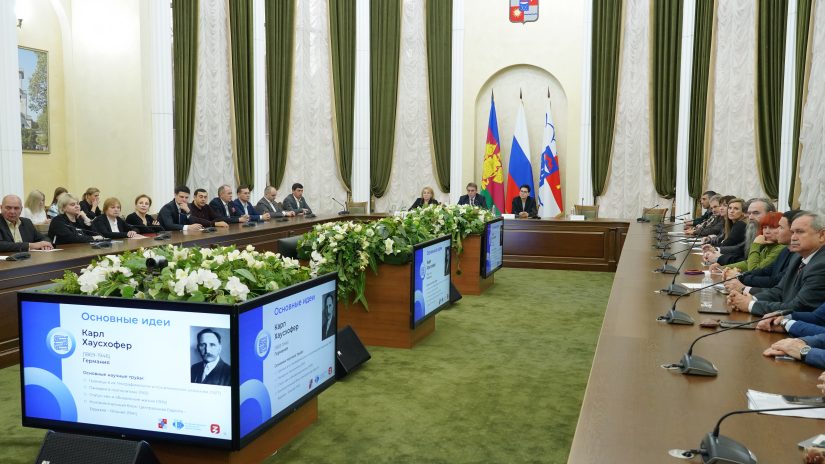 В День Конституции РФ в Сочи прошла открытая лекция «СВО: факты против домыслов»