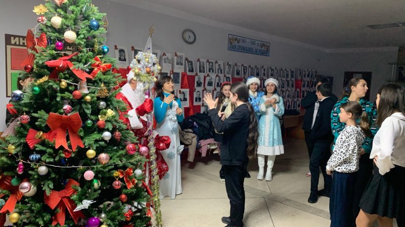 Депутат Заур Хушт принял участие в организации новогодней елки для детей п.Лоо.