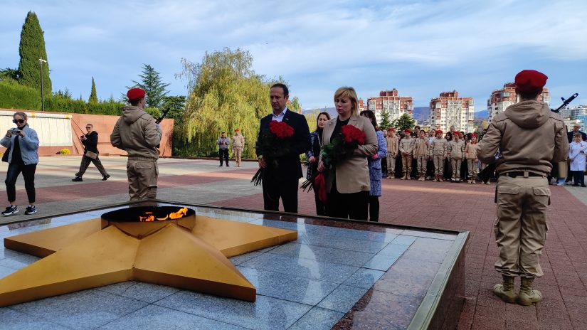 Олег Чекмарёв принял участие в возложении цветов на Завокзальном мемориальном комплексе в День неизвестного солдата