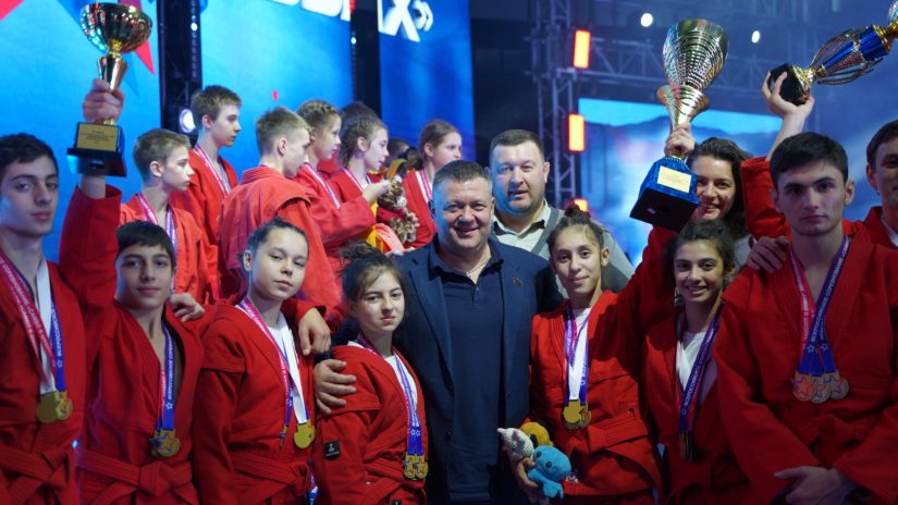 Владимир Елединов оказал финансовую помощь команде-победителю и оплатил проезд на отборочные и финальные соревнования Школьной Лиги Самбо спортсменам школы № 85