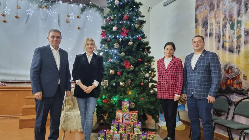Виктор Филонов, Артур Аракелян и Илья Стопченко передали новогодние подарки для детей, проживающих в Культурном и Верхнем Уч-Дере 