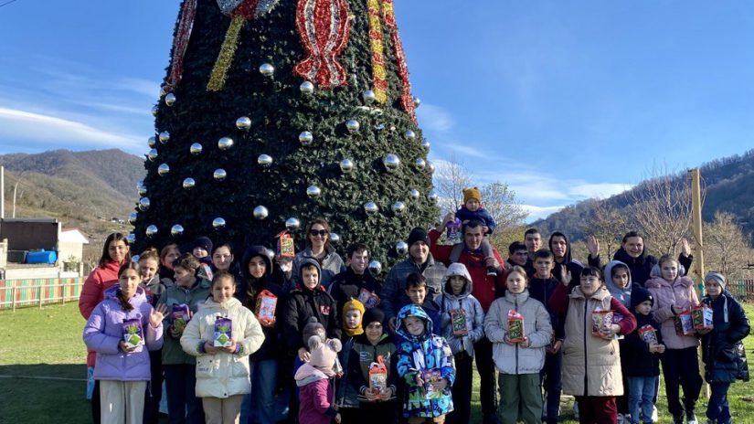Заур Хушт поздравил с Новым годом детей из многодетных семей своего округа