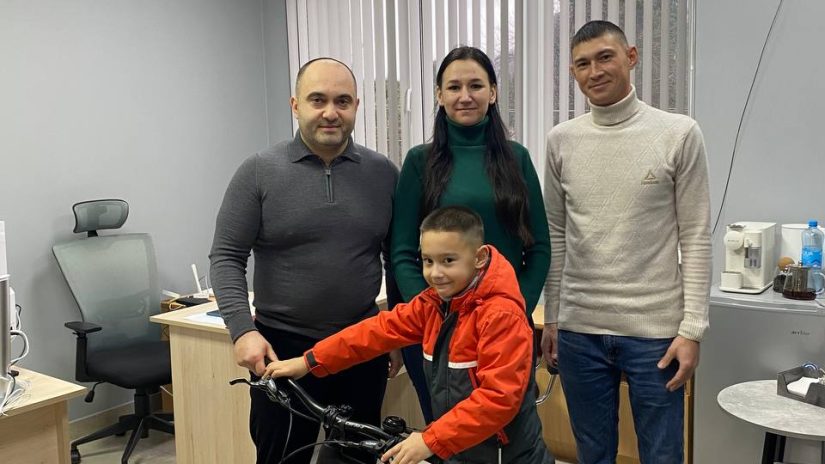 Заур Хушт принял участие в акции «Единой России» и подарил мальчику велосипед